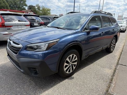 Used 2022 Subaru Outback Premium image 3