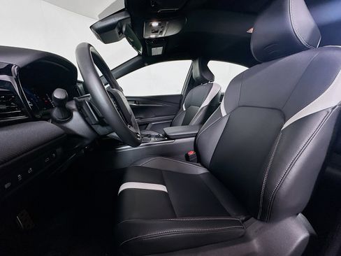 Used 2025 Toyota Camry SE image 13