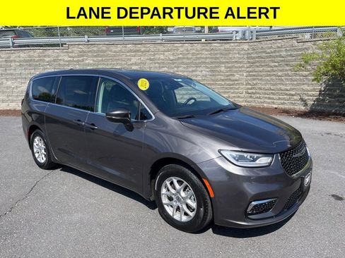 Used 2023 Chrysler Pacifica Touring-L FWD image 1