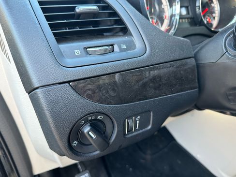 Used 2018 Dodge Grand Caravan SE w/ UConnect Hands-Free Group image 9