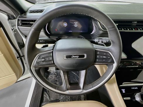 Used 2023 Jeep Grand Cherokee L Limited AWD/4WD image 11