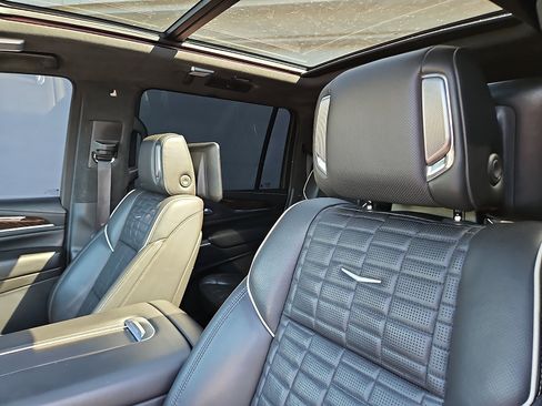 Used 2022 Cadillac Escalade ESV Sport Platinum AWD/4WD image 9