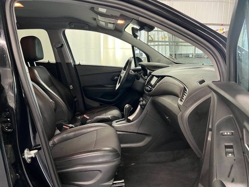 Used 2020 Chevrolet Trax LT w/ Redline Edition AWD/4WD image 11