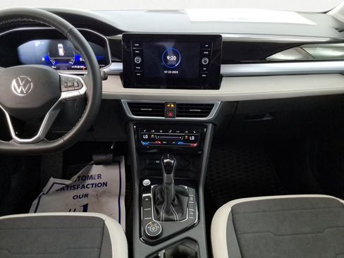Certified 2025 Volkswagen Taos SE image 13