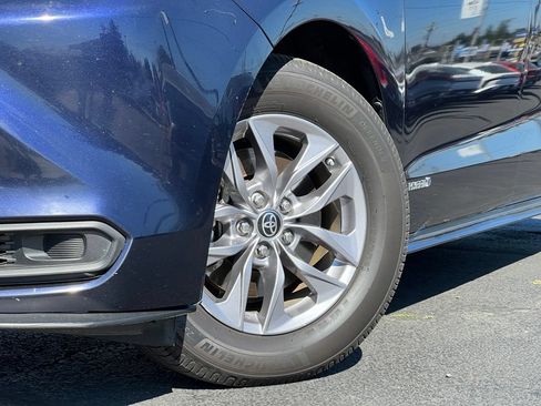 Used 2021 Toyota Sienna LE AWD/4WD image 2