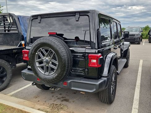 Used 2020 Jeep Wrangler Unlimited Sahara AWD/4WD image 3