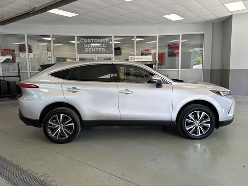 Used 2022 Toyota Venza LE AWD/4WD image 6
