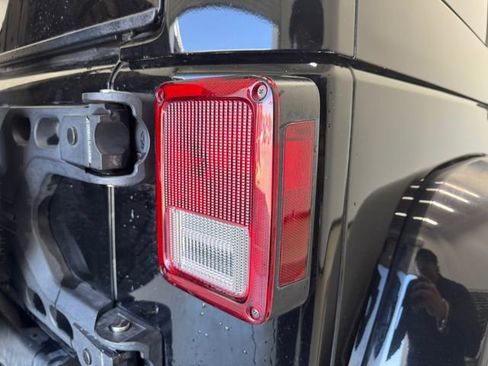 Used 2016 Jeep Wrangler Unlimited Sahara image 33