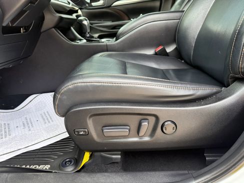 Used 2019 Toyota Highlander XLE AWD/4WD image 21