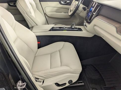 Used 2022 Volvo XC60 B5 Momentum image 32