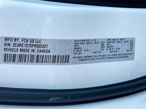 Used 2023 Chrysler Pacifica Limited w/ Uconnect Theater Family Group image 37