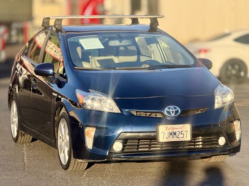 Used 2015 Toyota Prius Five FWD image 2