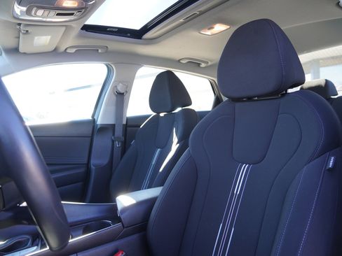 Used 2025 Hyundai Elantra SEL image 19