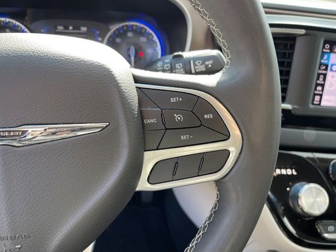 Used 2023 Chrysler Voyager LX image 17