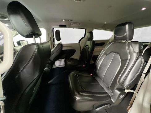 Used 2023 Chrysler Pacifica Touring-L image 29