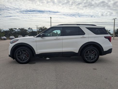 Used 2025 Ford Explorer ST-Line w/ ST-Line Street Pack image 8