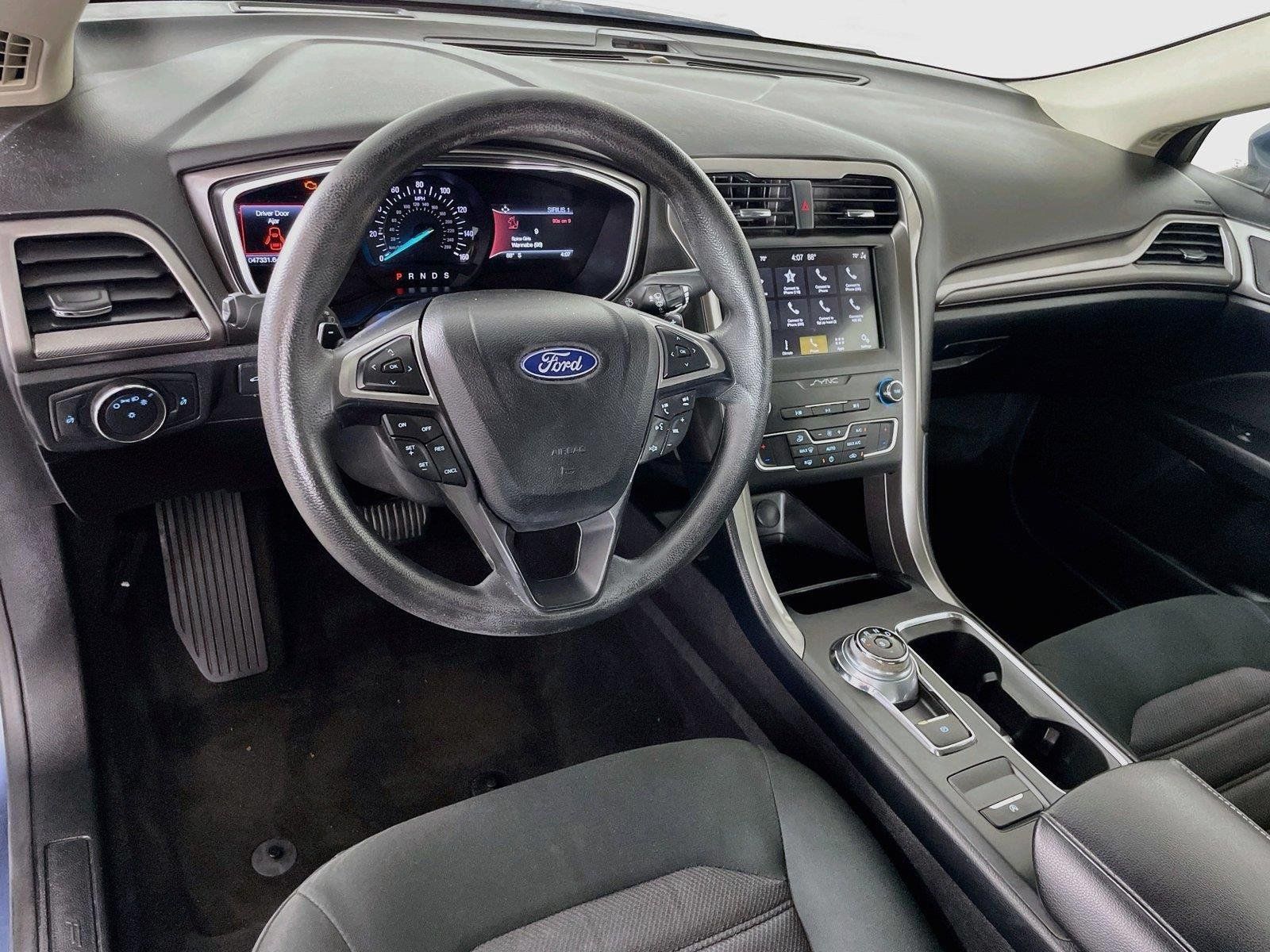 Used 2019 Ford Fusion SE FWD image 12