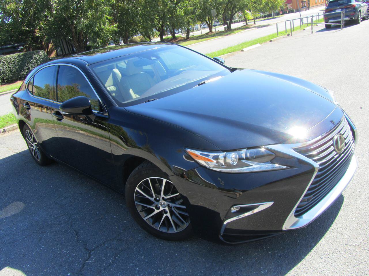 Used 2016 Lexus ES 350 w/ Luxury Package w/Wood Trim FWD image 3