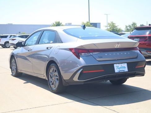 Used 2024 Hyundai Elantra SEL FWD image 6
