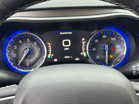 Used 2023 Chrysler Pacifica Touring-L image 18