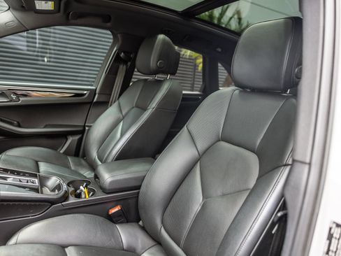 Certified 2023 Porsche Macan AWD/4WD image 5