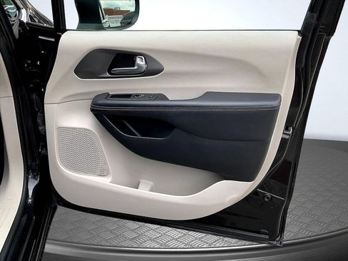Used 2023 Chrysler Pacifica Touring-L FWD image 31