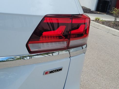 Used 2022 Volkswagen Atlas SEL R-Line image 8