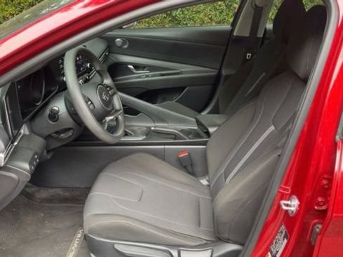 Used 2023 Hyundai Elantra SE FWD image 5