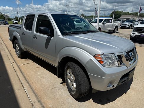 Used 2013 Nissan Frontier SV w/ SV Value Truck Pkg AWD/4WD image 4