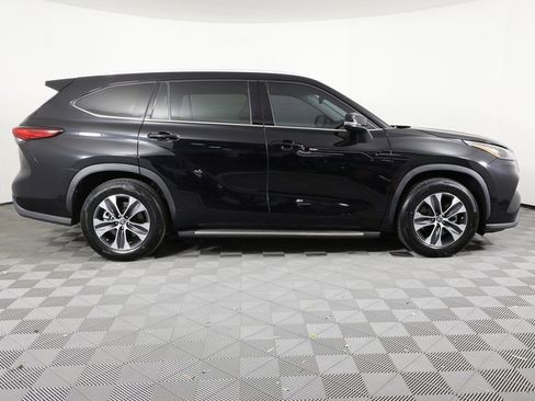 Used 2022 Toyota Highlander XLE image 4