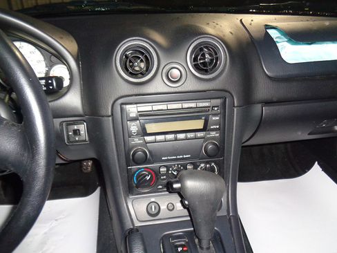 Used 2002 MAZDA MX-5 Miata RWD image 13