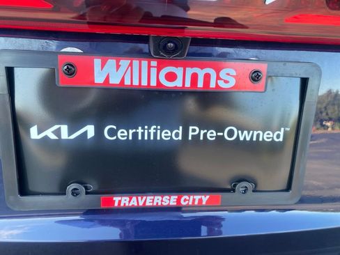 Used 2024 Kia Carnival LX FWD image 11