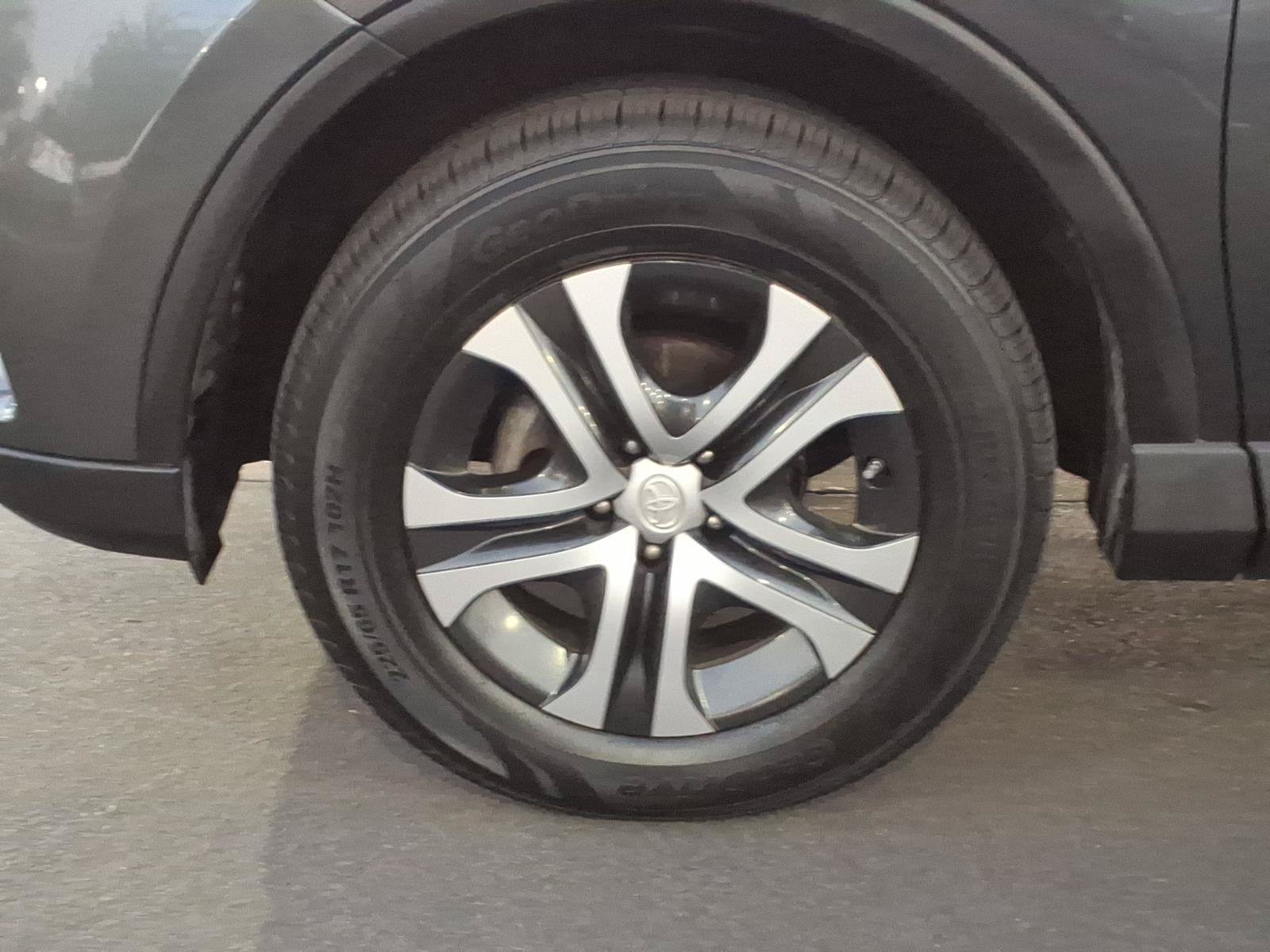 Used 2016 Toyota RAV4 LE FWD image 9