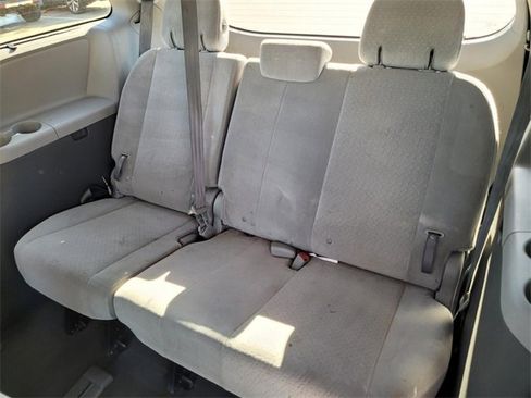 Used 2020 Toyota Sienna LE w/ LE Preferred Package image 19