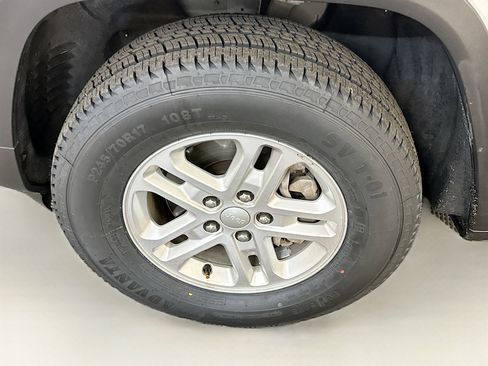 Used 2023 Jeep Grand Cherokee Laredo w/ Trailer Tow Prep Group (B) image 11