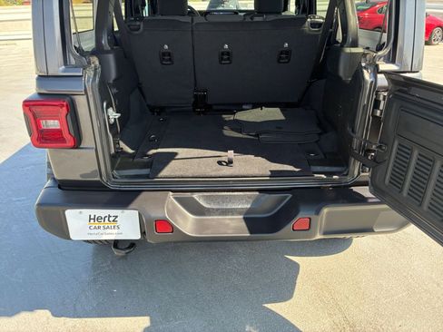 Used 2025 Jeep Wrangler Sahara image 30