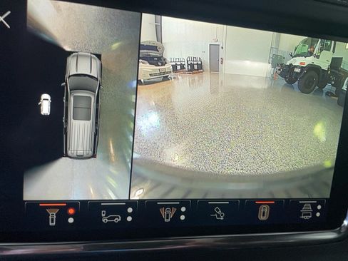 Used 2024 GMC Yukon XL Denali Ultimate AWD/4WD image 10