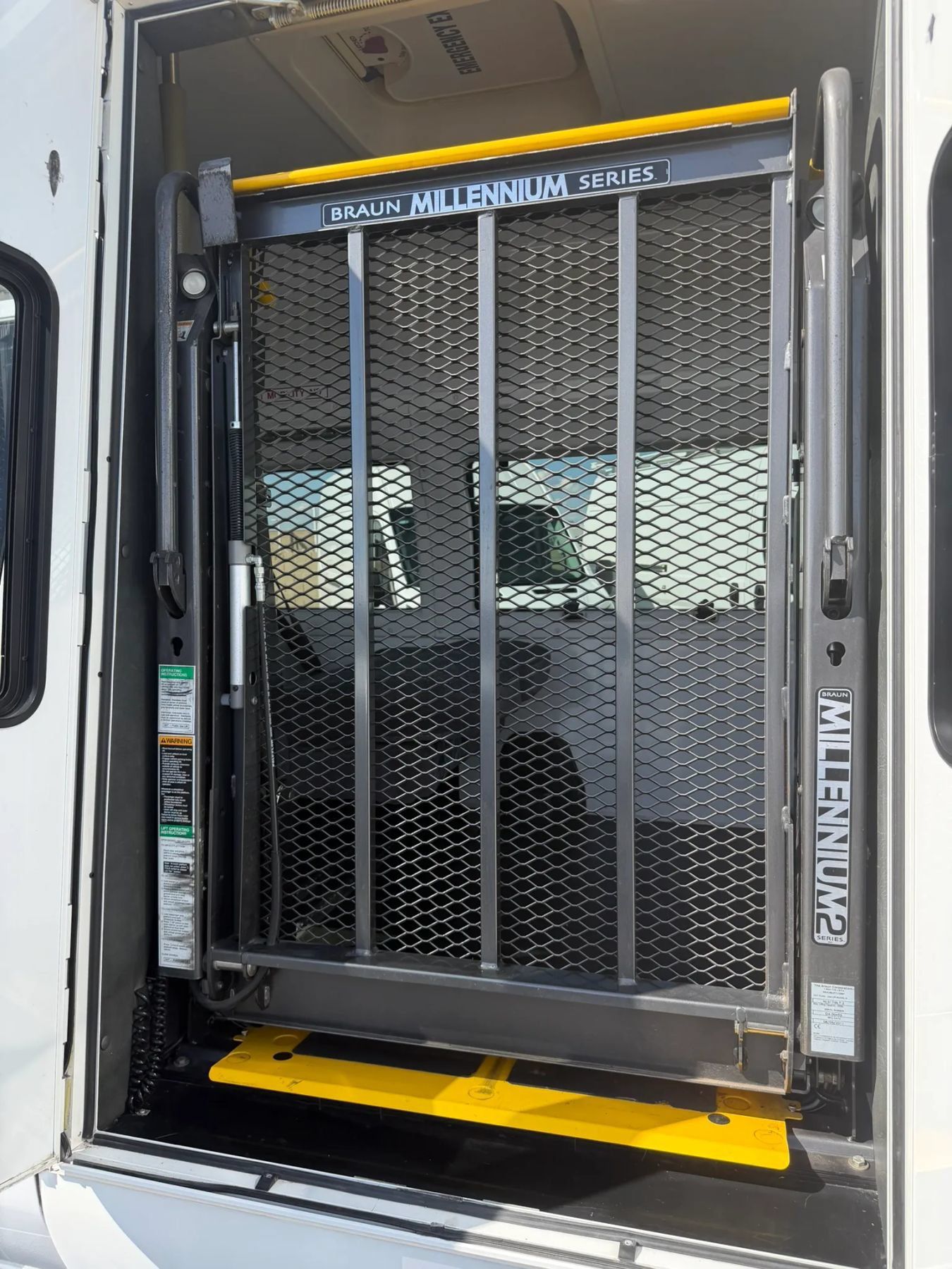 Used 2011 Ford E-350 and Econoline 350 Extended Super Duty RWD image 12