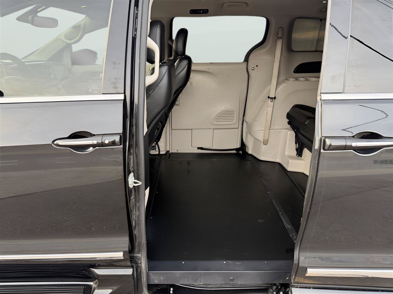 Used 2020 Chrysler Pacifica Touring-L FWD image 16