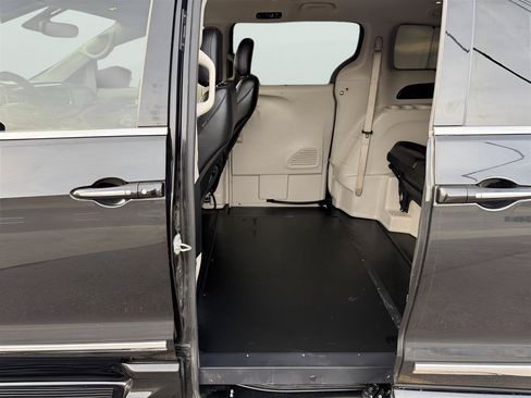 Used 2020 Chrysler Pacifica Touring-L FWD image 16