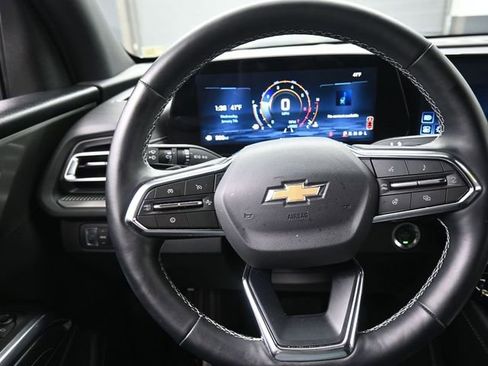 Used 2025 Chevrolet Traverse LT image 8
