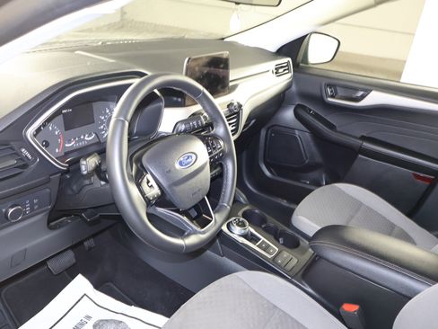 Used 2022 Ford Escape SE w/ SE Sport Appearance Package image 2