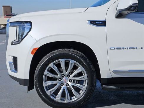 Used 2022 GMC Yukon Denali w/ Advanced Technology Package image 9
