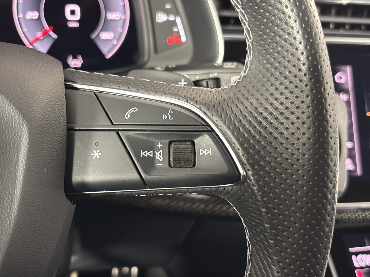 Used 2022 Audi SQ7 Prestige AWD/4WD image 19