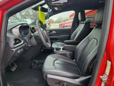 Used 2025 Chrysler Pacifica Select image 16