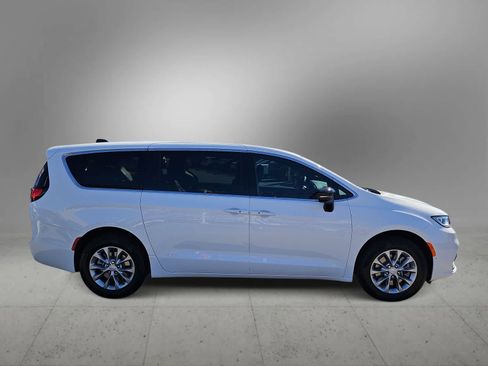 New 2026 Chrysler Pacifica Limited image 9