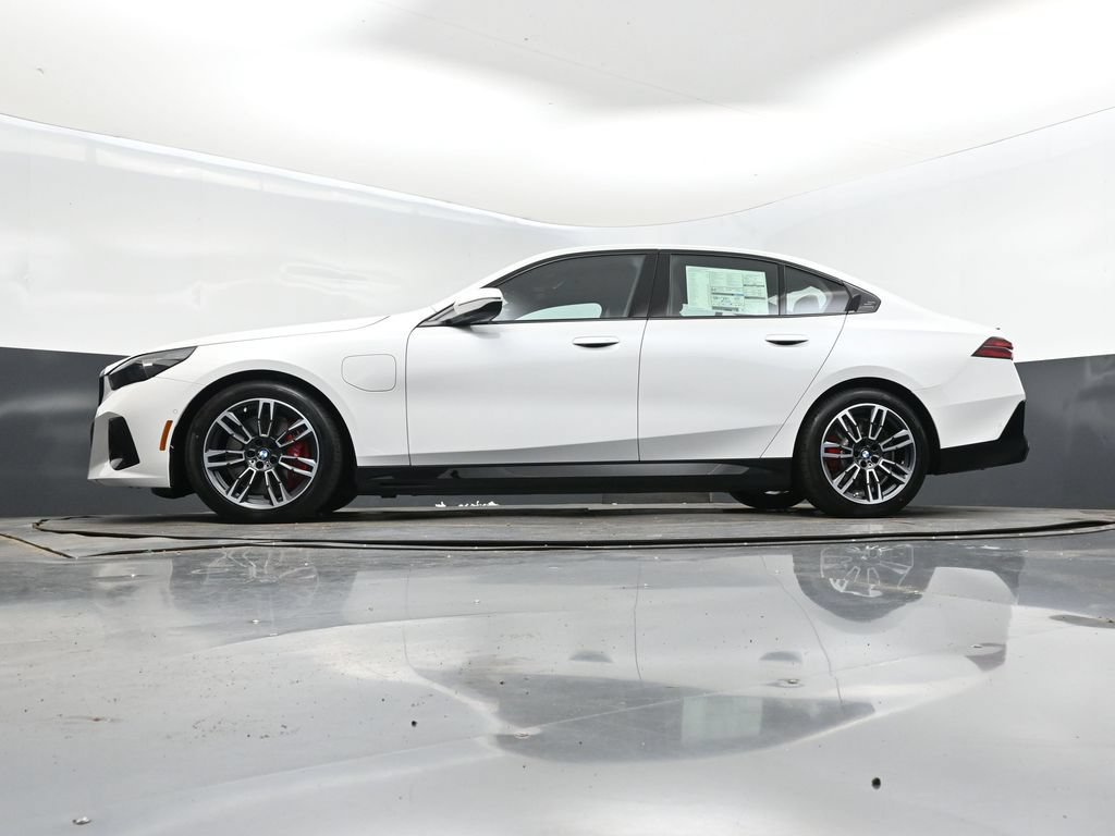 Used 2026 BMW 550e xDrive w/ Premium Package AWD/4WD image 41