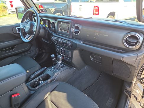 Used 2021 Jeep Gladiator Overland w/ Cold Weather Group AWD/4WD image 19