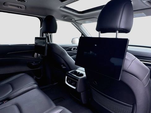 Certified 2025 Kia Carnival SX FWD image 38