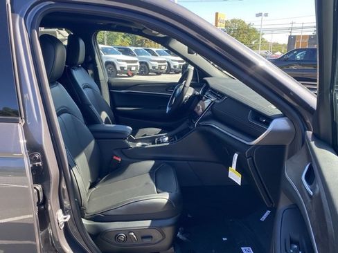 New 2025 Jeep Grand Cherokee L Limited w/ Luxury Tech Group II image 30